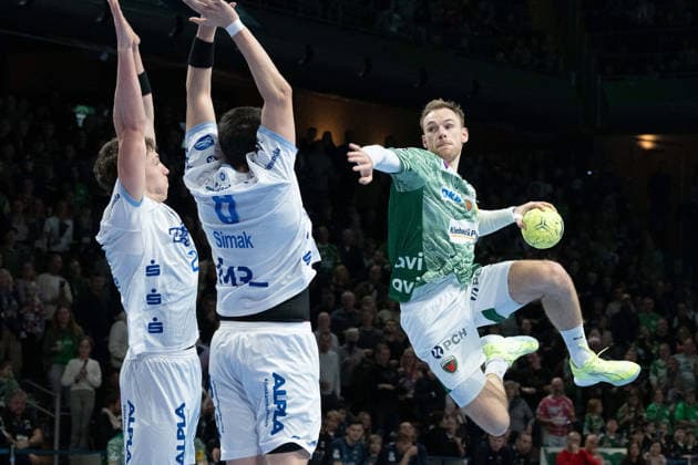 30.11.2025, xlakx, Handball Daikin HBL, Fuechse Berlin - TBV Lemgo Lippe v.l. Lukas Hutecek (TBV Lemgo Lippe), Frederik Simak (TBV Lemgo Lippe) Mathias Gidsel (Fuechse Berlin) setzt zum Sprungwurf an Berlin