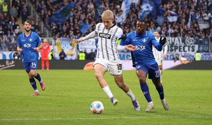 30.11.2025, Fussball, Herren, 2. Bundesliga, Saison 2025 2026, SV 07 Elversberg - SV Darmstadt 98, Lukas Pinckert (SV 07 Elversberg) Merveille Papela (SV Darmstadt 98) Elversberg Ursapharm-Arena an der Kaiserlinde Saarland Deutschland (DEU)