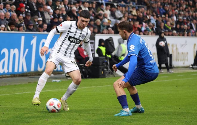 30.11.2025, Fussball, Herren, 2. Bundesliga, Saison 2025 2026, SV 07 Elversberg - SV Darmstadt 98, Felix Keidel (SV 07 Elversberg) Luca Marseiler (SV Darmstadt 98) Elversberg Ursapharm-Arena an der Kaiserlinde Saarland Deutschland (DEU)