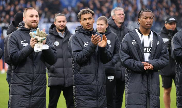 30.11.2025, Fussball, Herren, 2. Bundesliga, Saison 2025 2026, SV 07 Elversberg - SV Darmstadt 98, Nicolas Kristof (SV 07 Elversberg), Bambase Conte (SV 07 Elversberg) und Jarzinho Malanga (SV 07 Elversberg) bedanken sich nach dem Spiel bei den Fans Elversberg Ursapharm-Arena an der Kaiserlinde Saarland Deutschland (DEU)