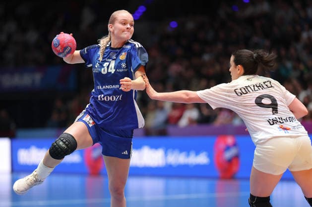 Island - Uruguay, IHF Handball-WM der Frauen Alfa Bra Oddsdottir (Island, 34) gegen Rosina Gonzalez Majo (Uruguay, 9). Vorrundenspiel der Handball-WM der Frauen zwischen Island und Uruguay am 30. November 2025 in der Porsche-Arena in Stuttgart., Stuttgart Baden-Württemberg Deutschland Porsche-Arena