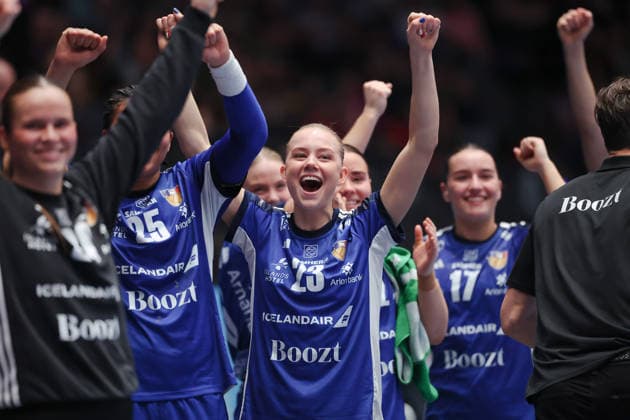 Island - Uruguay, IHF Handball-WM der Frauen Dana Björg Gudmundsdottir (Island, 23) und ihre Mitspielerinnen auf der Bank jubeln. Vorrundenspiel der Handball-WM der Frauen zwischen Island und Uruguay am 30. November 2025 in der Porsche-Arena in Stuttgart., Stuttgart Baden-Württemberg Deutschland Porsche-Arena *** Iceland Uruguay, IHF Womens Handball World Championship Dana Björg Gudmundsdottir Iceland, 23 and her teammates on the bench cheer during the preliminary round match of the Womens Handball World Championship between Iceland and Uruguay on November 30, 2025 at the Porsche Arena in Stuttgart , Stuttgart Baden Württemberg Germany Porsche Arena
