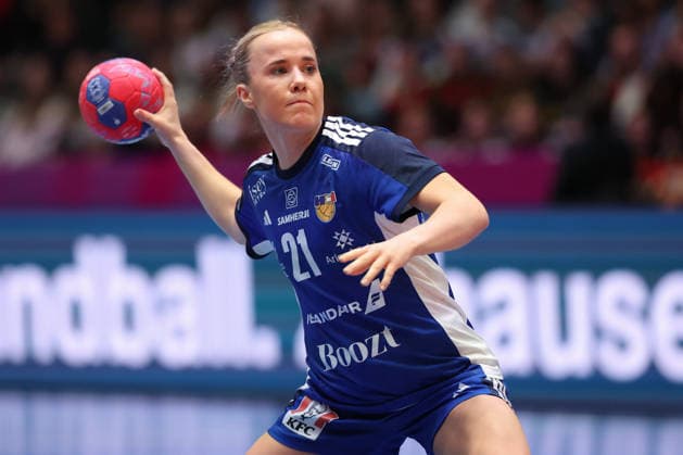 Island - Uruguay, IHF Handball-WM der Frauen Sandra Erlingsdottir (Island, 21). Vorrundenspiel der Handball-WM der Frauen zwischen Island und Uruguay am 30. November 2025 in der Porsche-Arena in Stuttgart., Stuttgart Baden-Württemberg Deutschland Porsche-Arena