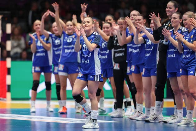 Island - Uruguay, IHF Handball-WM der Frauen Jubelnde Isländerinnen, die für Sandra Erlingsdottir (Island, 21) applaudieren, die zum Player of the Match gewählt wurde. Vorrundenspiel der Handball-WM der Frauen zwischen Island und Uruguay am 30. November 2025 in der Porsche-Arena in Stuttgart., Stuttgart Baden-Württemberg Deutschland Porsche-Arena