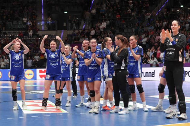 Island - Uruguay, IHF Handball-WM der Frauen Die Isländerinnen bedanken sich beim Publikum. Vorrundenspiel der Handball-WM der Frauen zwischen Island und Uruguay am 30. November 2025 in der Porsche-Arena in Stuttgart., Stuttgart Baden-Württemberg Deutschland Porsche-Arena