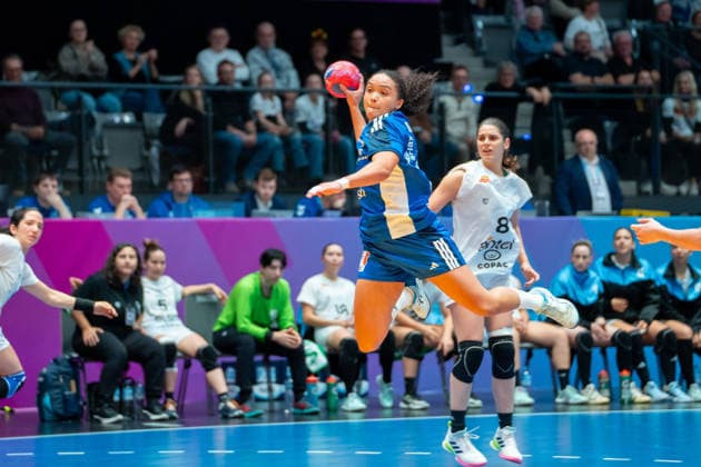 Handball I Frauen I Weltmeisterschaft I Vorrunde I 3. Spieltag I Island - Uruguay I 30.11.2025 Lovisa Thompson (19, Island) im Wurf Stuttgart Porsche Arena Baden-Württemberg Deutschland Copyright: xLobeca MaxxPetershansx