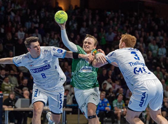 Handball, Herren, Saison 2025 2026, DAIKIN Handball-Bundesliga (14. Spieltag), Füchse Berlin - TBV Lemgo, v.l. Frederik Simak (Lemgo), Tobias Gröndahl (Füchse Berlin), Nicolai Theilinger (Lemgo), 30.11.2025, Copyright: xSebastianxRäppold MatthiasxKochx