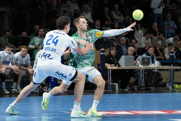 30.11.2025, xlakx, Handball Daikin HBL, Fuechse Berlin - TBV Lemgo Lippe v.l. Joel Willecke (TBV Lemgo Lippe), Mathias Gidsel (Fuechse Berlin) Zweikampf, Duell, Kampf, tackle Berlin