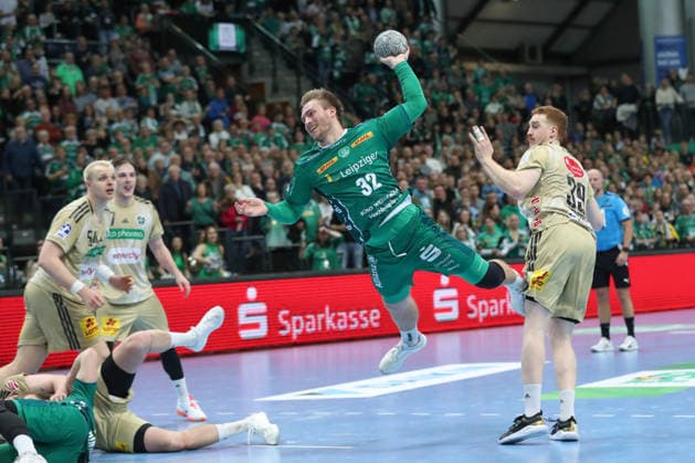 30.11.2025, xtgx, Handball, Daikin HBL, SC DHfK Leipzig - TSV Hannover Burgdorf v.l. Franz Semper (Leipzig, 32) wirft Tor, Torschuetze, erzielt Tor, Treffer, scores the goal Leipzig
