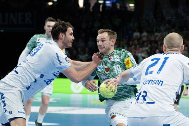 30.11.2025, xlakx, Handball Daikin HBL, Fuechse Berlin - TBV Lemgo Lippe v.l. Hendrik Wagner (TBV Lemgo Lippe), Mathias Gidsel (Fuechse Berlin), Leve Carstensen (TBV Lemgo Lippe) Zweikampf, Duell, Kampf, tackle Berlin
