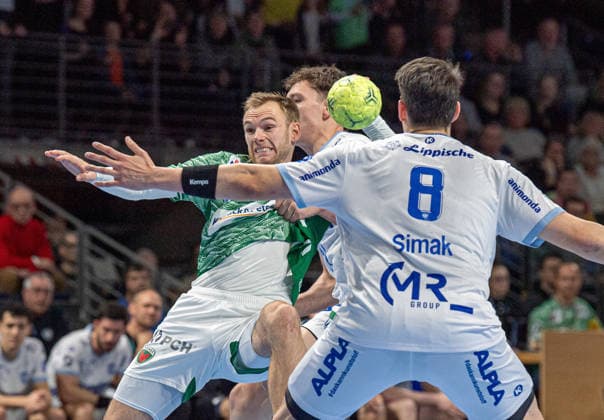 Handball, Herren, Saison 2025 2026, DAIKIN Handball-Bundesliga (14. Spieltag), Füchse Berlin - TBV Lemgo, v.l. Mathias Gidsel (Füchse Berlin), Hendrik Wagner (Lemgo), Frederik Simak (Lemgo), 30.11.2025, Copyright: xSebastianxRäppold MatthiasxKochx