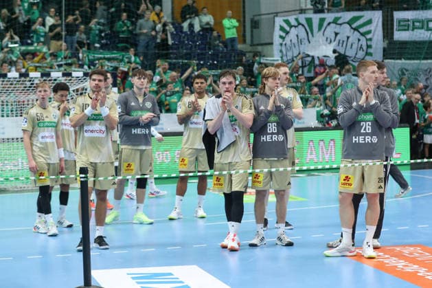 30.11.2025, xtgx, Handball, Daikin HBL, SC DHfK Leipzig - TSV Hannover Burgdorf v.l. Hannover bedankt sich bei den Fans enttaeuscht, schaut enttaeuscht, niedergeschlagen, disappointed Leipzig