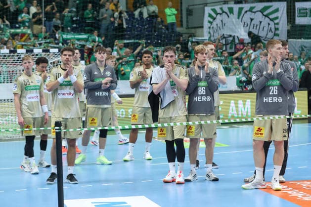 30.11.2025, xtgx, Handball, Daikin HBL, SC DHfK Leipzig - TSV Hannover Burgdorf v.l. Hannover bedankt sich bei den Fans enttaeuscht, schaut enttaeuscht, niedergeschlagen, disappointed Leipzig