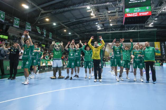 30.11.2025, xtgx, Handball, Daikin HBL, SC DHfK Leipzig - TSV Hannover Burgdorf v.l. Leipzig bedankt sich bei den Fans Leipzig