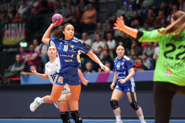 Island - Uruguay, IHF Handball-WM der Frauen Lovisa Thompson (Island, 19). Vorrundenspiel der Handball-WM der Frauen zwischen Island und Uruguay am 30. November 2025 in der Porsche-Arena in Stuttgart., Stuttgart Baden-Württemberg Deutschland Porsche-Arena