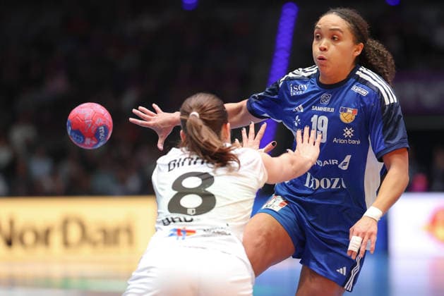 Island - Uruguay, IHF Handball-WM der Frauen Lovisa Thompson (Island, 19) gegen Camila Bianco Castiella (Uruguay, 8). Vorrundenspiel der Handball-WM der Frauen zwischen Island und Uruguay am 30. November 2025 in der Porsche-Arena in Stuttgart., Stuttgart Baden-Württemberg Deutschland Porsche-Arena