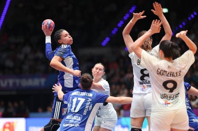 Island - Uruguay, IHF Handball-WM der Frauen Thea Imani Sturludottir (Island, 25) aus dem Rückraum gegen die Abwehr von Camila Bianco Castiella (Uruguay, 8) und Rosina Gonzalez Majo (Uruguay, 9). Vorrundenspiel der Handball-WM der Frauen zwischen Island und Uruguay am 30. November 2025 in der Porsche-Arena in Stuttgart., Stuttgart Baden-Württemberg Deutschland Porsche-Arena
