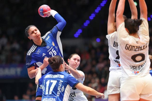 Island - Uruguay, IHF Handball-WM der Frauen Thea Imani Sturludottir (Island, 25) aus dem Rückraum gegen die Abwehr von Camila Bianco Castiella (Uruguay, 8) und Rosina Gonzalez Majo (Uruguay, 9). Vorrundenspiel der Handball-WM der Frauen zwischen Island und Uruguay am 30. November 2025 in der Porsche-Arena in Stuttgart., Stuttgart Baden-Württemberg Deutschland Porsche-Arena