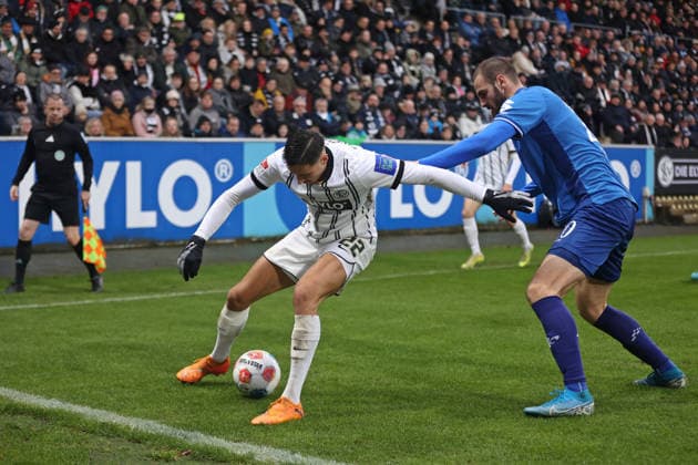 30.11.2025, Fussball, Herren, 2. Bundesliga, Saison 2025 2026, SV 07 Elversberg - SV Darmstadt 98, Younes Ebnoutalib (SV 07 Elversberg) Aleksandar Vukotic (SV Darmstadt 98) Elversberg Ursapharm-Arena an der Kaiserlinde Saarland Deutschland (DEU)