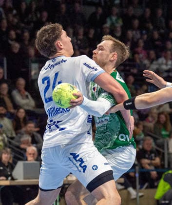 Handball, Herren, Saison 2025 2026, DAIKIN Handball-Bundesliga (14. Spieltag), Füchse Berlin - TBV Lemgo, v.l. Joel Willecke (Lemgo), Mathias Gidsel (Füchse Berlin), 30.11.2025, Copyright: xSebastianxRäppold MatthiasxKochx