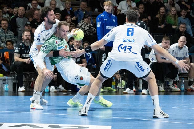 30.11.2025, xlakx, Handball Daikin HBL, Fuechse Berlin - TBV Lemgo Lippe v.l. Hendrik Wagner (TBV Lemgo Lippe), Mathias Gidsel (Fuechse Berlin), Frederik Simak (TBV Lemgo Lippe) Zweikampf, Duell, Kampf, tackle Berlin