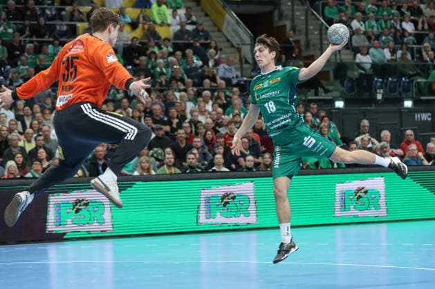30.11.2025, xtgx, Handball, Daikin HBL, SC DHfK Leipzig - TSV Hannover Burgdorf v.l. Staffan Peter (Leipzig, 18) wirft Tor, Torschuetze, erzielt Tor, Treffer, scores the goal Leipzig