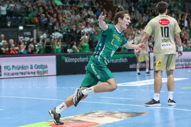 30.11.2025, xtgx, Handball, Daikin HBL, SC DHfK Leipzig - TSV Hannover Burgdorf v.l. Staffan Peter (Leipzig, 18) Jubel, Torjubel, jubelt ueber das Tor, celebrate the goal, celebration Leipzig
