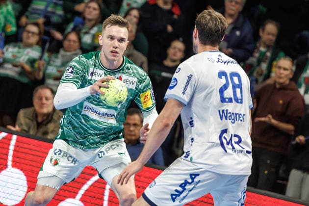 Handball: Bundesliga, Füchse Berlin - TBV Lemgo Lippe, 14. Spieltag, Max-Schmeling-Halle. Lasse Andersson (Füchse Berlin) kaempft gegen Hendrik Wagner. Füchse Berlin - TBV Lemgo Lippe