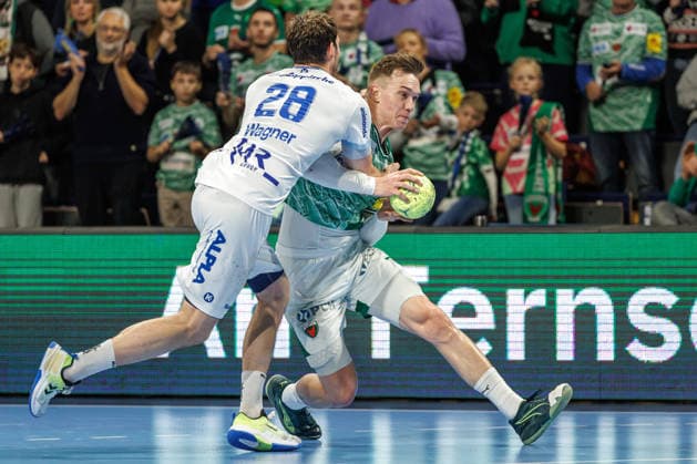 Handball: Bundesliga, Füchse Berlin - TBV Lemgo Lippe, 14. Spieltag, Max-Schmeling-Halle. Lasse Andersson (Füchse Berlin) kaempft gegen Hendrik Wagner. Füchse Berlin - TBV Lemgo Lippe