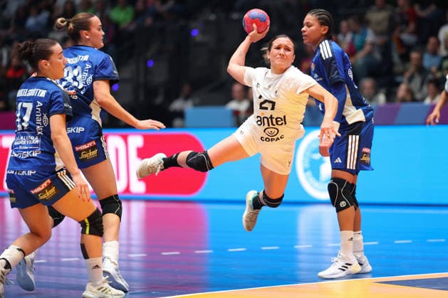 Island - Uruguay, IHF Handball-WM der Frauen Paula Eastman Ruegger (Uruguay, 27) gegen Thea Imani Sturludottir (Island, 25) und Elin Klara Thorkelsdottir (Island, 17) und Katrin Tinna Jensdottir (Island, 33). Vorrundenspiel der Handball-WM der Frauen zwischen Island und Uruguay am 30. November 2025 in der Porsche-Arena in Stuttgart., Stuttgart Baden-Württemberg Deutschland Porsche-Arena