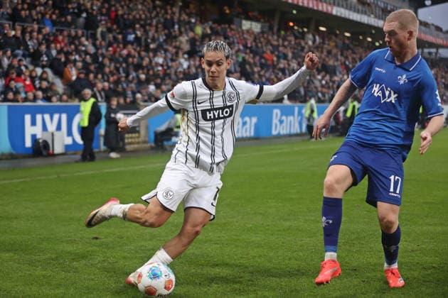 30.11.2025, Fussball, Herren, 2. Bundesliga, Saison 2025 2026, SV 07 Elversberg - SV Darmstadt 98, Frederik Schmahl (SV 07 Elversberg) Kai Klefisch (SV Darmstadt 98) Elversberg Ursapharm-Arena an der Kaiserlinde Saarland Deutschland (DEU)