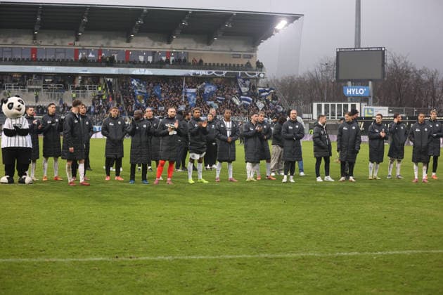 30.11.2025, Fussball, Herren, 2. Bundesliga, Saison 2025 2026, SV 07 Elversberg - SV Darmstadt 98, Die Spieler der SV Elversberg bedanken sich nach dem Spiel bei den Fans Elversberg Ursapharm-Arena an der Kaiserlinde Saarland Deutschland (DEU)