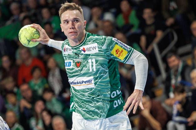 Handball: Bundesliga, Füchse Berlin - TBV Lemgo Lippe, 14. Spieltag, Max-Schmeling-Halle. Lasse Andersson (Füchse Berlin) wirft den Ball auf das Tor. Füchse Berlin - TBV Lemgo Lippe