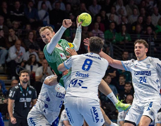 Handball, Herren, Saison 2025 2026, DAIKIN Handball-Bundesliga (14. Spieltag), Füchse Berlin - TBV Lemgo, v.l. Tim Suton (Lemgo), Mathias Gidsel (Füchse Berlin), Frederik Simak (Lemgo), Joel Willecke (Lemgo), 30.11.2025, Copyright: xSebastianxRäppold MatthiasxKochx