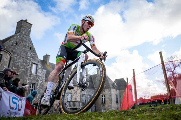 Belgian Laurens Sweeck pictured in action during the men s race at the Cyclocross World Cup cyclocross event in Flamanville, France, Sunday 30 November 2025, the 2nd stage (out of 12) in the World Cup of the 2025-2026 season. DAVIDxPINTENS  x145401794x