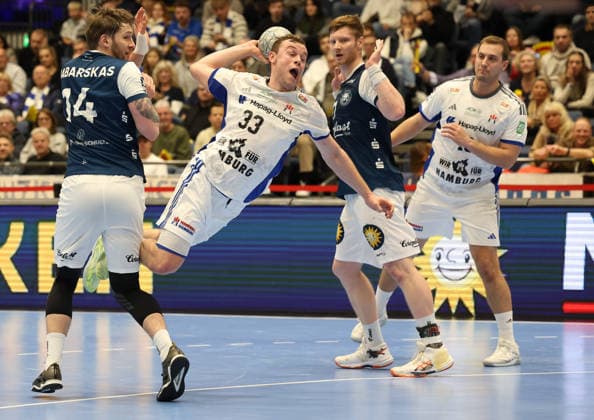 v.l. Gerdas Barbarskas (Bergischer HC 14), Moritz Sauter (Handball Sportverein Hamburg 33), Johannes Wasielewski (Bergischer HC 77), Niklas Weller (Handball Sportverein Hamburg 13) Bergischer HC 06 vs. Handball Sportverein Hamburg, 14. Spieltag, Handball, DAIKIN HBL, Spielzeit 2025 2026, 30.11.2025 Bergischer HC 06 vs. Handball Sportverein Hamburg, 14. Spieltag, Handball, DAIKIN HBL, Spielzeit 2025 2026, 30.11.2025 Duesseldorf Copyright: xEibner-Pressefoto ThomasxStoeckerx EP_TSR