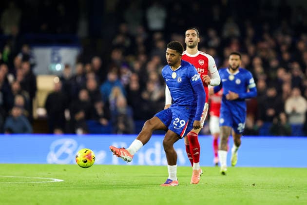 Chelsea v Arsenal Premier League 30 11 2025. Wesley Fofana (29) of Chelsea during the Premier League match between Chelsea and Arsenal at Stamford Bridge, London, England on 30 November 2025. Editorial use only DataCo restrictions apply See www.football-dataco.com , Copyright: xNigelxKeenex PSI-23310-0029