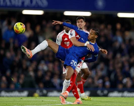 Joao Pedro of Chelsea controls the ball under pressure from Piero Hincapie of Arsenal Chelsea v Arsenall, Football, Premier League, Stamford Bridge Stadium, London, UK, 30 11 25 EDITORIAL USE ONLY No use with unauthorised audio, video, data, fixture lists (outside the EU), club league logos or live services. Online in-match use limited to 45 images (+15 in extra time). No use to emulate moving images. No use in betting, games or  Copyright: xMattxImpey Shutterstockx 15993964a