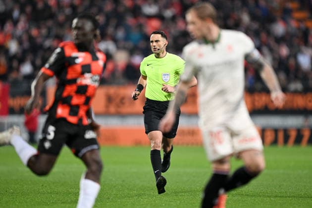 FC Lorient v OGC Nice - Ligue 1 McDonald s 2025 2026 Romain LISSORGUE (ARBITRE) during the Ligue 1 McDonald s match between FC Lorient and OGC Nice at Stade du Moustoir on November 30, 2025 in Lorient, France. Lorient France  Copyright: xFEPx 776348213