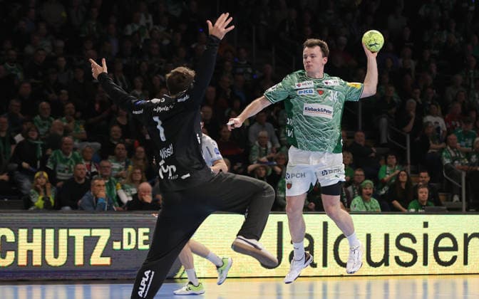 Hakun West av Teigum erzielt ein Tor gegen Torwart Constantin Möstl Zweikampf Spielszene Aktion Handball HBL Bundesliga Herren 14. Spieltag Saison 2025 2026 30.11.2025 Füchse Berlin vs TBV Lemgo Lippe