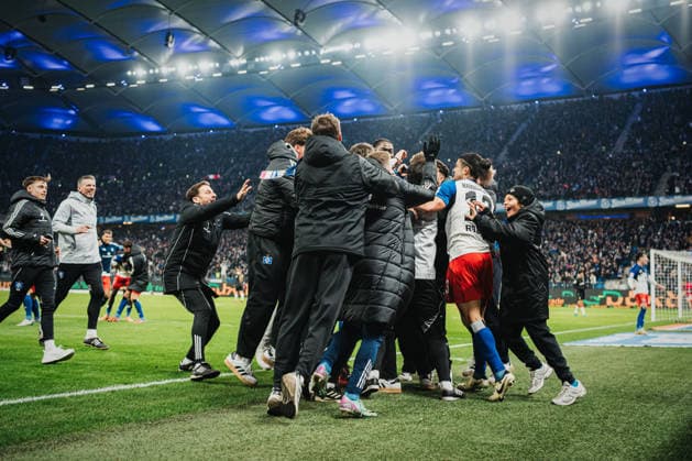 1. Bundesliga: Hamburger SV vs. VfB Stuttgart, 30.11.2025 TOR, JUBEL durch Fabio Vieira (Hamburger SV, 20) zum 2:1; Fußball, 1. Bundesliga, 12. Spieltag: Hamburger SV vs. VfB Stuttgart am 30.11.2025 im Volksparkstadion, Hamburg DFL REGULATIONS PROHIBIT ANY USE OF PHOTOGRAPHS AS IMAGE SEQUENCES AND OR QUASI-VIDEO. *** 1 Bundesliga Hamburger SV vs VfB Stuttgart, 30 11 2025 GOAL, CHEER by Fabio Vieira Hamburger SV, 20 to 2 1 Soccer, 1 Bundesliga, Matchday 12 Hamburger SV vs VfB Stuttgart on 30 11 2025 at Volksparkstadion, Hamburg DFL REGULATIONS PROHIBIT ANY USE OF PHOTOGRAPHS AS IMAGE SEQUENCES AND OR QUASI VIDEO Copyright: xBEAUTIFULxSPORTS Tonhäuserx