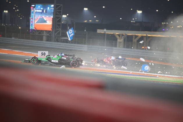 Nico Huelkenberg (Stake F1 Team Kick Sauber, 27), Unfall, Race, Rennen, QAT, Formel 1 Weltmeisterschaft, Qatar Grand Prix, Doha, Lusail, Lusail International Circuit, Sunday, Race Day, 30.11.2025 QAT, Formel 1 Weltmeisterschaft, Qatar Grand Prix, Doha, Lusail, Lusail International Circuit, Sunday, Race Day, 30.11.2025 Doha Copyright: xEibner-Pressefoto AnnikaxGrafx EP_AGF
