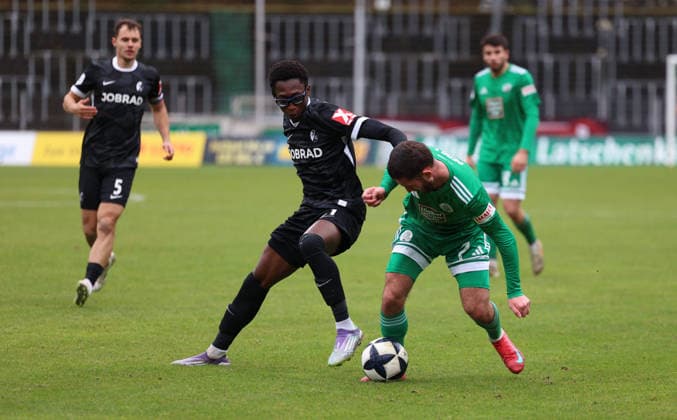 30.11.2025, Fussball, Herren, Regionalliga Südwest, Saison 2025 2026, FC 08 Homburg - SC Freiburg II, Bismark Kwabena Adomah (SC Freiburg II) Armend Qenaj (FC 08 Homburg) Homburg Waldstadion Saarland Deutschland (DEU) Copyright: xJürgenxSchumacherx
