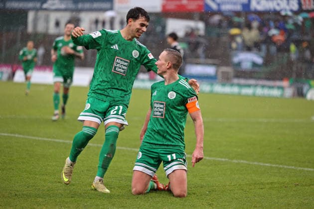 30.11.2025, Fussball, Herren, Regionalliga Südwest, Saison 2025 2026, FC 08 Homburg - SC Freiburg II, Nicolas Jörg (FC 08 Homburg) bejubelt mit Markus Mendler (FC 08 Homburg) das Tor zum 3:1 Homburg Waldstadion Saarland Deutschland (DEU) Copyright: xJürgenxSchumacherx