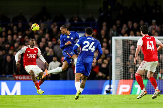 Chelsea v Arsenal Premier League 30 11 2025. Joao Pedro (20) of Chelsea heads the ball during the Premier League match between Chelsea and Arsenal at Stamford Bridge, London, England on 30 November 2025. Editorial use only DataCo restrictions apply See www.football-dataco.com , Copyright: xNigelxKeenex PSI-23310-0034