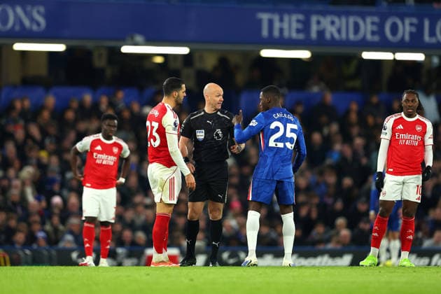 30th November 2025; Stamford Bridge, Chelsea, London, England: Premier League Football, Chelsea versus Arsenal; Referee Anthony Taylor having a word with Moises Caicedo of Chelsea after tackling Mikel Merino of Arsenal  JohnxPatrickxFletcher