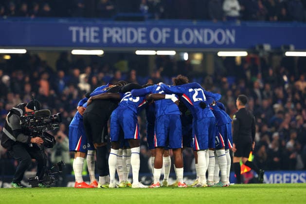 30th November 2025; Stamford Bridge, Chelsea, London, England: Premier League Football, Chelsea versus Arsenal; Chelsea starting eleven huddle before kick off  JohnxPatrickxFletcher