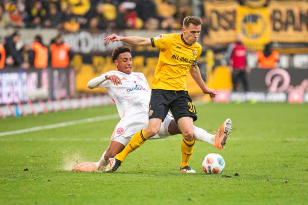 30.11.2025, xomx, Fussball 2.Bundesliga, Dynamo Dresden - Fortuna Düsseldorf v.l. Sima Suso (Fortuna Düsseldorf) und Niklas Hauptmann (Dynamo Dresden) im Zweikampf am Ball. (DFL DFB REGULATIONS PROHIBIT ANY USE OF PHOTOGRAPHS as IMAGE SEQUENCES and or QUASI-VIDEO) Dresden *** 30 11 2025, xomx, Fußball 2 Bundesliga, Dynamo Dresden Fortuna Düsseldorf v l Sima Suso Fortuna Düsseldorf and Niklas Hauptmann Dynamo Dresden in a duel on the ball DFL DFB REGULATIONS PROHIBIT ANY USE OF PHOTOGRAPHS as IMAGE SEQUENCES and or QUASI VIDEO Dresden