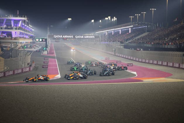 Alexander Albon (Atlassian Williams Racing, 23), Lance Stroll (Aston Martin Aramco Formula One Team, 18), Pierre Gasly (BWT Alpine F1 Team, 10), Oliver Bearman (MoneyGram Haas F1 Team, 87), Esteban Ocon (MoneyGram Haas F1 Team, 31), Lewis Hamilton (Scuderia Ferrari HP, 44), Charles Leclerc (Scuderia Ferrari HP, 16), Lando Norris (McLaren Formula 1 Team, 04), Oscar Piastri (McLaren Formula 1 Team, 81), Fernando Alonso (Aston Martin Aramco Formula One Team, 14), Max Verstappen (Oracle Red Bull Racing, 01), Carlos Sainz (Atlassian Williams Racing, 55), George Russell (Mercedes AMG Petronas Formula One Team, 63), Andrea Kimi Antonelli (Mercedes AMG Petronas Formula One Team, 12), Rennstart, Race, Rennen, QAT, Formel 1 Weltmeisterschaft, Qatar Grand Prix, Doha, Lusail, Lusail International Circuit, Sunday, Race Day, 30.11.2025 QAT, Formel 1 Weltmeisterschaft, Qatar Grand Prix, Doha, Lusail, Lusail International Circuit, Sunday, Race Day, 30.11.2025 Doha Copyright: xEibner-Pressefoto AnnikaxGrafx EP_AGF