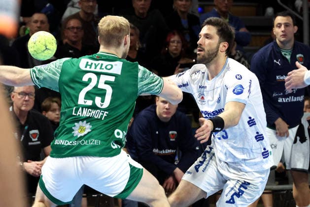 DEU, DHB, 1.HBL, Fuechse Berlin vs. TBV Lemgo Lippe , 30.11.2025, Max-Schmeling-Halle, Berlin, DEU, DHB, 1.HBL, Fuechse Berlin vs. TBV Lemgo Lippe , im Bild Matthes Langhoff (Fuechse Berlin 25), Tim Suton (Lemgo 23)